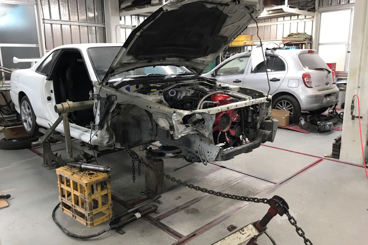 フレーム修正機での板金作業